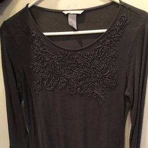 H&M gray top with detailed front. 3/4 sleeves. Size medium.